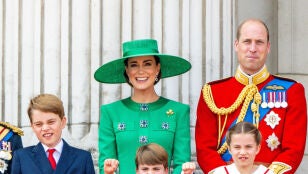 El pr&iacute;ncipe Guillermo y Kate Middleton con sus hijos