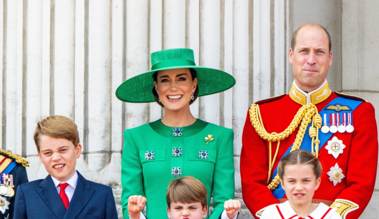 El pr&iacute;ncipe Guillermo y Kate Middleton con sus hijos