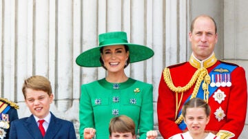 El pr&iacute;ncipe Guillermo y Kate Middleton con sus hijos