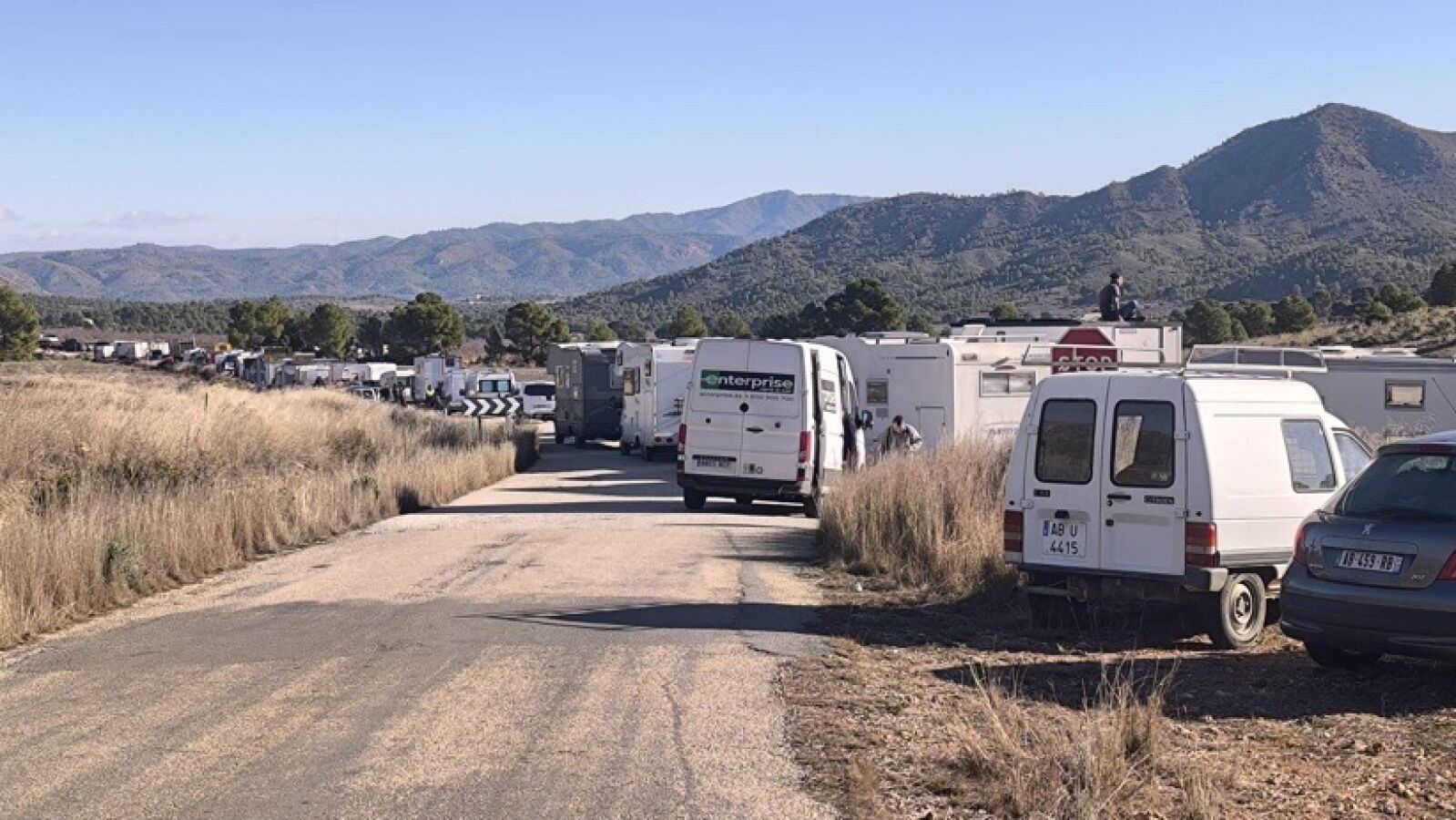 La rave de Albacete se asienta en el pantano de Cenajo tras dejar guardias civiles heridos