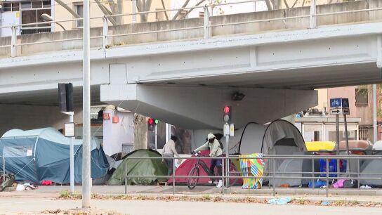 Inmigrantes bajo un puente en Badalona