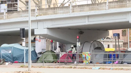 Inmigrantes bajo un puente en Badalona Inmigrantes bajo un puente en Badalona