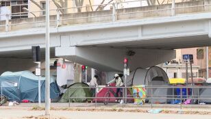 Inmigrantes bajo un puente en Badalona