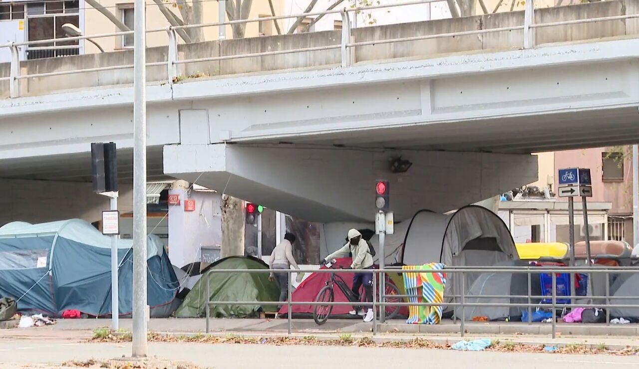 Inmigrantes bajo un puente en Badalona