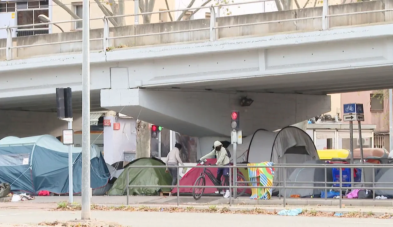 Inmigrantes bajo un puente en Badalona