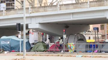 Inmigrantes bajo un puente en Badalona