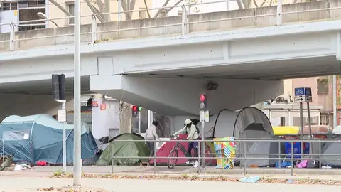 Inmigrantes bajo un puente en Badalona Inmigrantes bajo un puente en Badalona