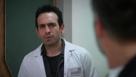 Evren casi escucha la verdad que puede cambiarlo todo sobre el bebé de Naz Evren casi escucha la verdad que puede cambiarlo todo sobre el bebé de Naz