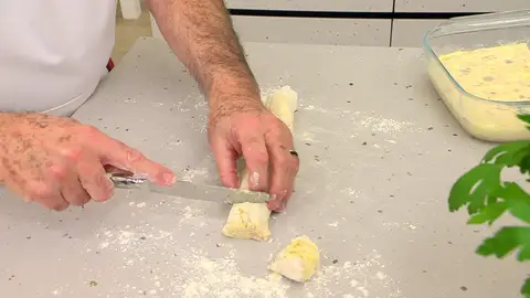 Dale forma a las croquetas Puedes hacerlas cuadradas o redondas