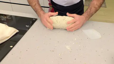 Amasa en la mesa Ve dando forma al pan