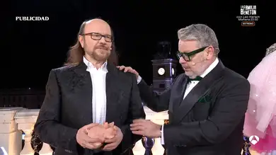 Santiago Segura irrumpe en la Puerta del Sol junto a Cristina Pedroche y Alberto Chicote para dar una noticia bomba Santiago Segura irrumpe en la Puerta del Sol junto a Cristina Pedroche y Alberto Chicote para dar una noticia bomba