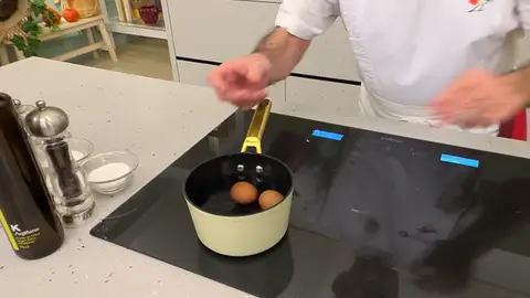 Cuece los huevos durante diez minutos Para usarlos en la elaboración