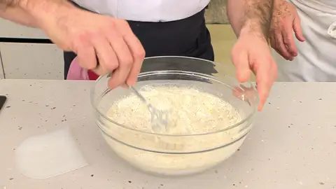 Mezclamos todo lo seco Poco a poco en un bol