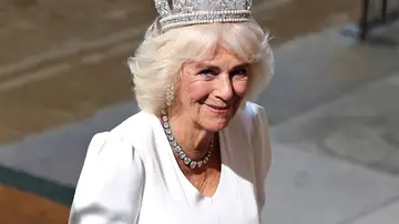 La reina Camila confiesa que sufrió un intento de agresión sexual cuando era adolescente: "Le di un taconazo" La reina Camila confiesa que sufrió un intento de agresión sexual cuando era adolescente: "Le di un taconazo"