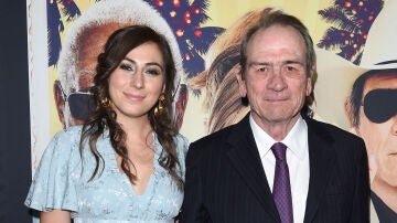 Victoria Jones junto a su padre Tommy Lee Jones en 2017