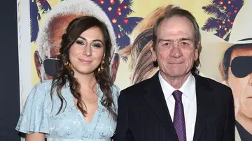 Victoria Jones junto a su padre Tommy Lee Jones en 2017 Victoria Jones junto a su padre Tommy Lee Jones en 2017