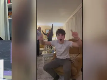 El primer joven en pedir la dimisión de Sánchez tras las uvas: "Un presidente que no puede salir a la calle no merece gobernar" El primer joven en pedir la dimisión de Sánchez tras las uvas: "Un presidente que no puede salir a la calle no merece gobernar"