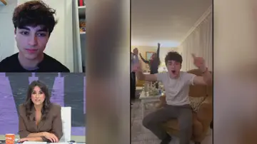 El primer joven en pedir la dimisión de Sánchez tras las uvas: "Un presidente que no puede salir a la calle no merece gobernar" El primer joven en pedir la dimisión de Sánchez tras las uvas: "Un presidente que no puede salir a la calle no merece gobernar"