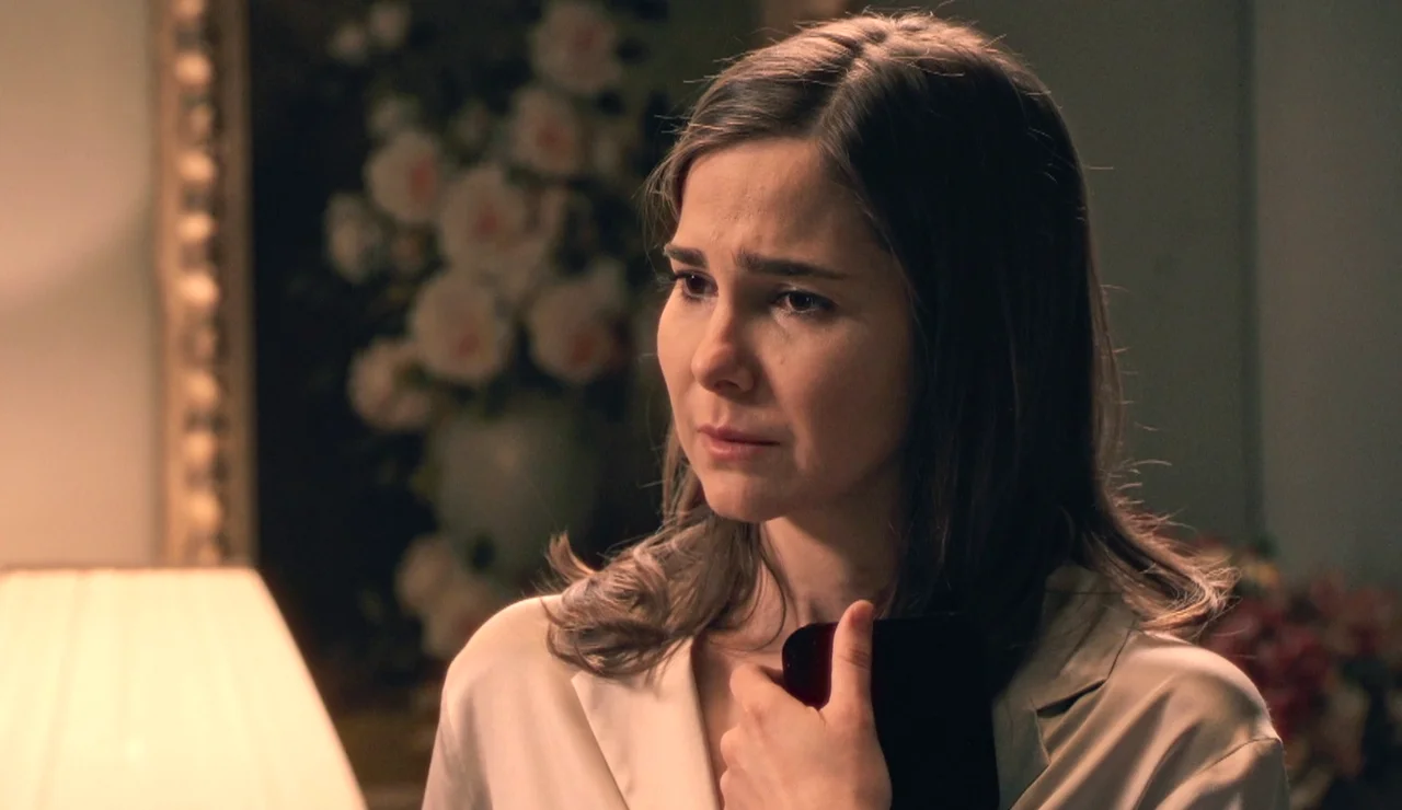 Begoña rechaza a Gabriel, pero sigue fingiendo delante de él... ¡Aunque no soporta su presencia!