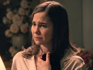 Begoña rechaza a Gabriel, pero sigue fingiendo delante de él... ¡Aunque no soporta su presencia! Begoña rechaza a Gabriel, pero sigue fingiendo delante de él... ¡Aunque no soporta su presencia!