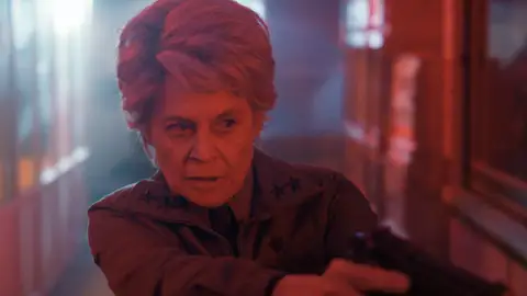 Linda Hamilton en Stranger Things 5 Linda Hamilton en Stranger Things 5