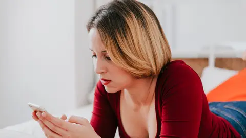 Mujer mirando el teléfono Mujer mirando el teléfono