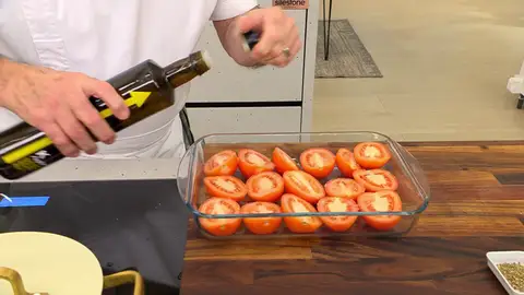 Preparamos los tomates Para meterlos en el horno