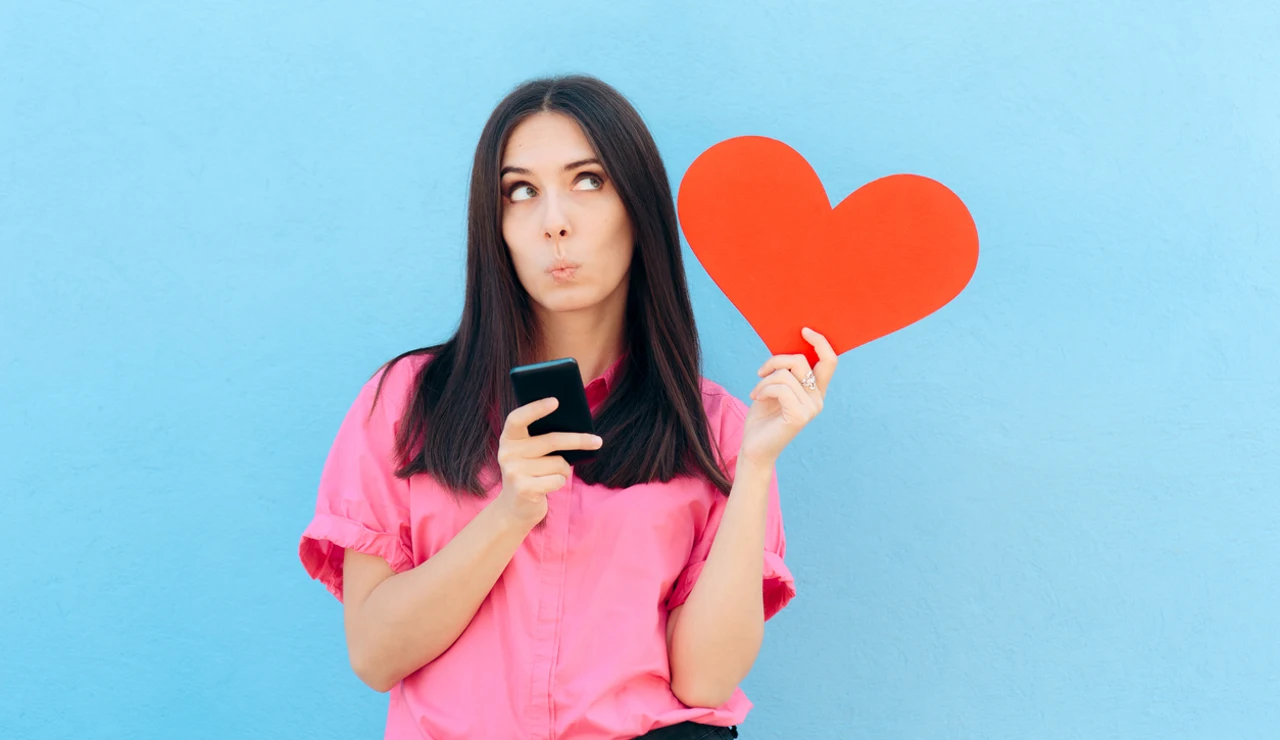 Mujer usando una app de citas