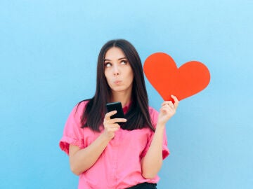 Mujer usando una app de citas