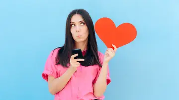 Mujer usando una app de citas Mujer usando una app de citas