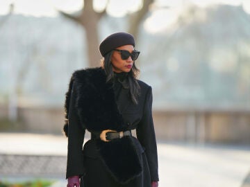 Mujer estilosa y abrigada