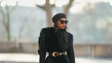 Mujer estilosa y abrigada Mujer estilosa y abrigada