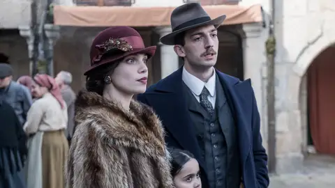 La cobardía de Gustavo desespera a Catalina: la joven se marcha con Braulio y con su hija a Argentina La cobardía de Gustavo desespera a Catalina: la joven se marcha con Braulio y con su hija a Argentina