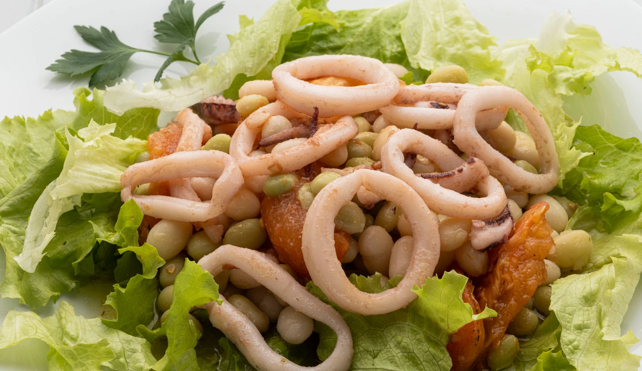 Empieza el año cocinando: Ensalada de pochas, tomate y calamares