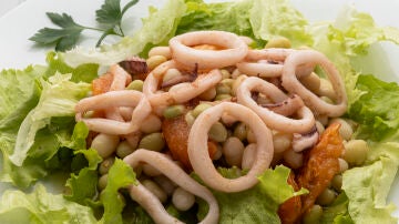 Empieza el a&ntilde;o cocinando: Ensalada de pochas, tomate y calamares