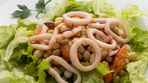 Empieza el año cocinando: Ensalada de pochas, tomate y calamares Receta de ensalada
