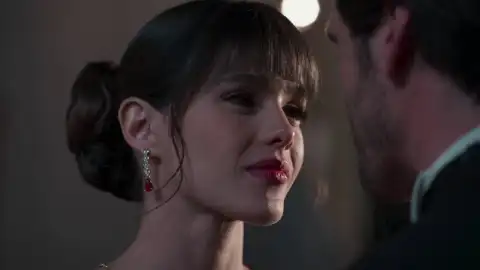 Velvet el nuevo imperio - Ana y Alberto entran al desfile juntos y de la mano Velvet el nuevo imperio - Ana y Alberto entran al desfile juntos y de la mano