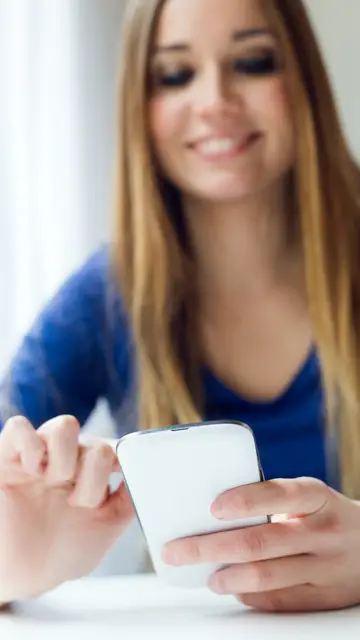 Mujer usando el móvil Mujer usando el móvil