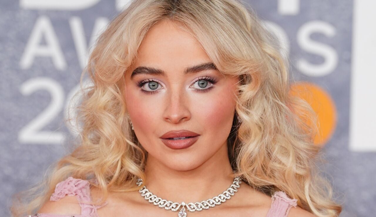 Sabrina Carpenter con maquillaje estilo Alpino