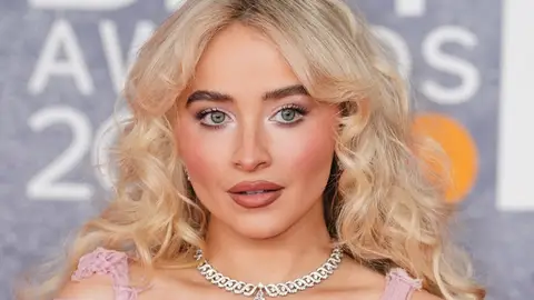 Sabrina Carpenter con maquillaje estilo Alpino Sabrina Carpenter con maquillaje estilo Alpino