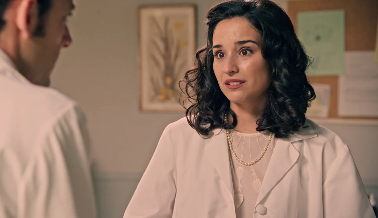 Cristina consigue una vacante en París... ¡Y Luis se entera de sopetón!