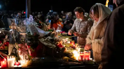 Personas se congregan para rendir homenaje a las víctimas del incendio en Suiza Personas se congregan para rendir homenaje a las víctimas del incendio en Suiza