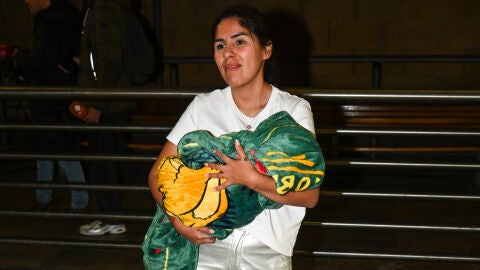 Isa Pantoja en el aeropuerto