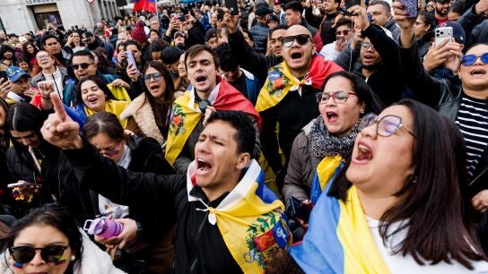 Centenares de venezolanos se concentran en Sol para celebrar la detenci&oacute;n de Maduro al grito de "y ya cay&oacute;, y ya cay&oacute;"