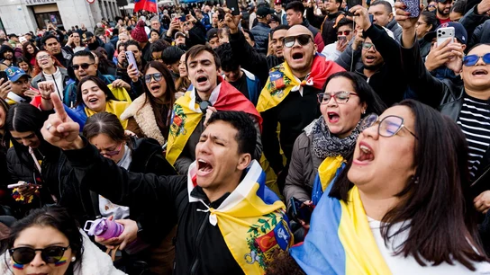 Centenares de venezolanos se concentran en Sol para celebrar la detención de Maduro al grito de "y ya cayó, y ya cayó" Centenares de venezolanos se concentran en Sol para celebrar la detención de Maduro al grito de "y ya cayó, y ya cayó"