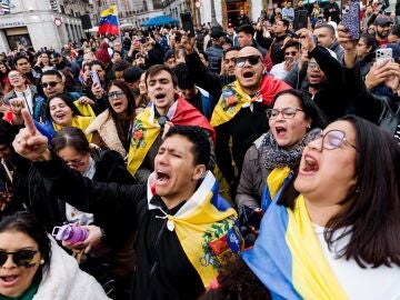 Centenares de venezolanos se concentran en Sol para celebrar la detenci&oacute;n de Maduro al grito de "y ya cay&oacute;, y ya cay&oacute;"
