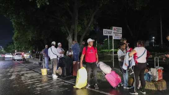 Ciudadanos venezolanos abandonan el país tras el ataque de Estados Unidos Ciudadanos venezolanos abandonan el país tras el ataque de Estados Unidos