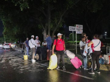 Ciudadanos venezolanos abandonan el pa&iacute;s tras el ataque de Estados Unidos