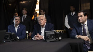Trump observando el operativo junto a su equipo.