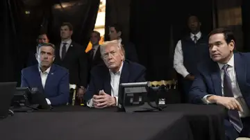 Trump observando el operativo junto a su equipo. Trump observando el operativo junto a su equipo.